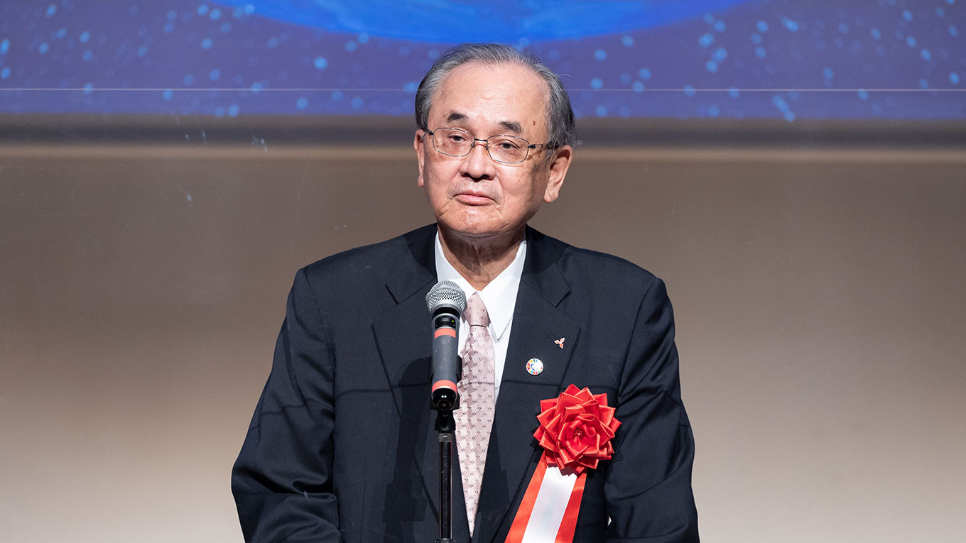 [写真：三菱電機の下村シニアアドバイザー]