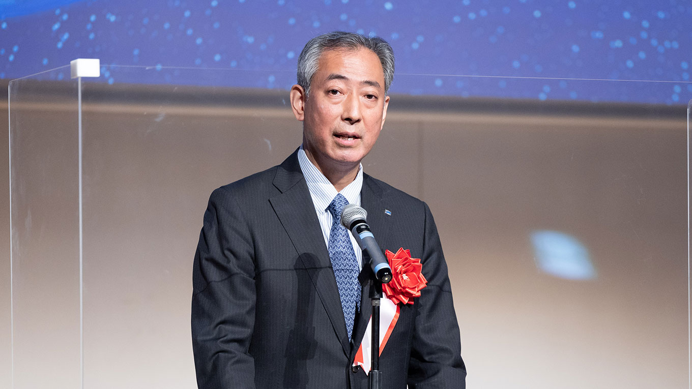 [写真：JAXAの山川理事長]